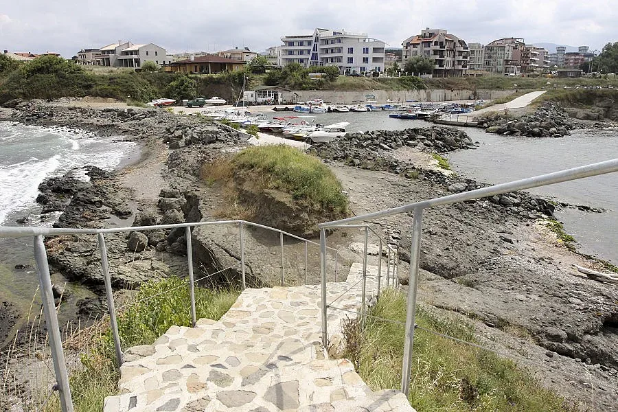 Бутат незаконни вили край морето