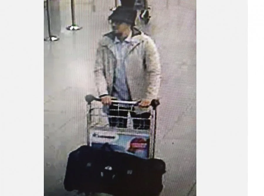 Издирват камикадзе, други 2 са се взривили