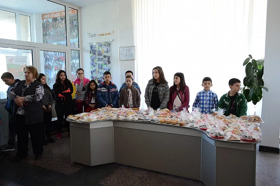 4-токласници помагат на останало без дом семейство