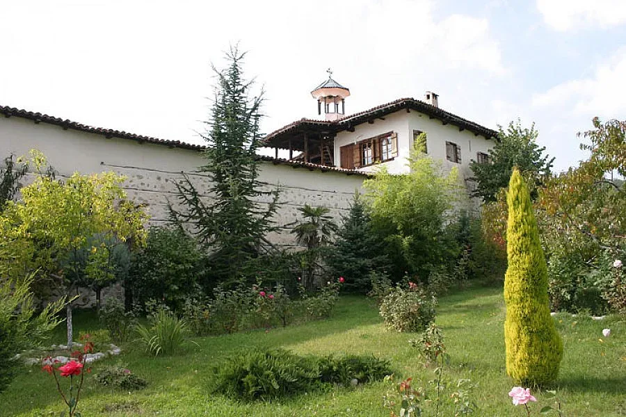 Чистят църкви и параклиси за гърци