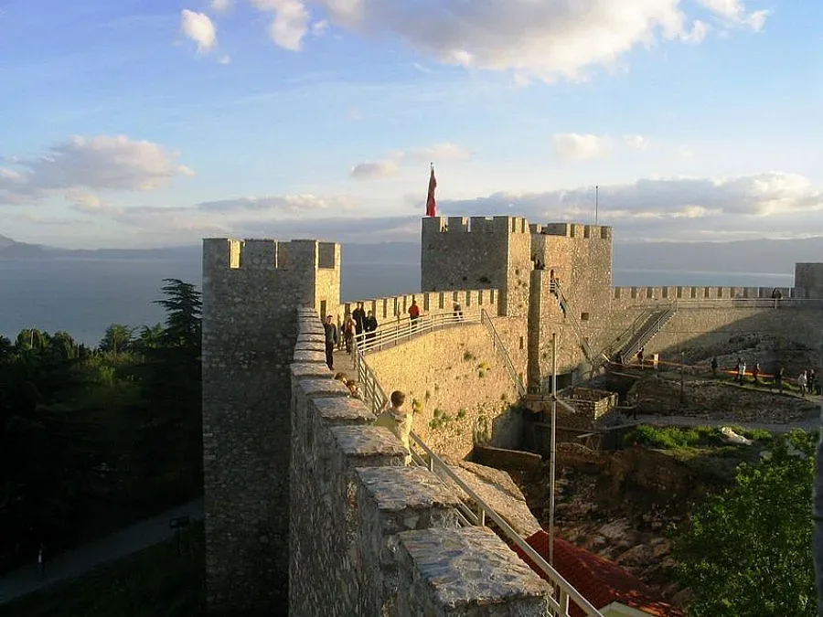 Нови фиданки красят Самуиловата крепост