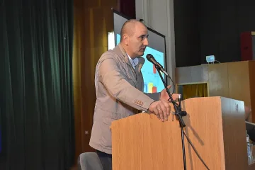 Предсрочен вот искат малките пред микрофона