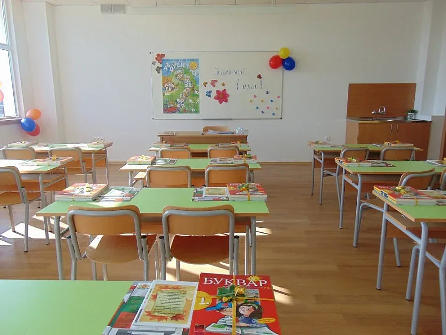 Паник бутони и камери в училищата