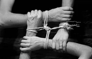 Любовният триъгълник е символ на карма