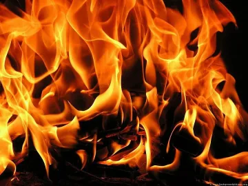 Каравана и бус горяха в Ямбол