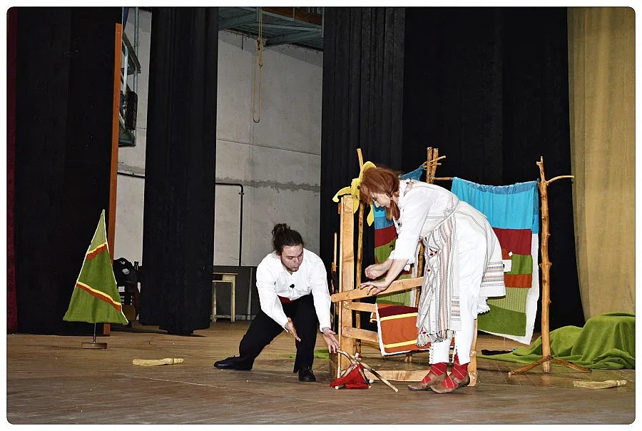 Деца повикаха пролетта с театър