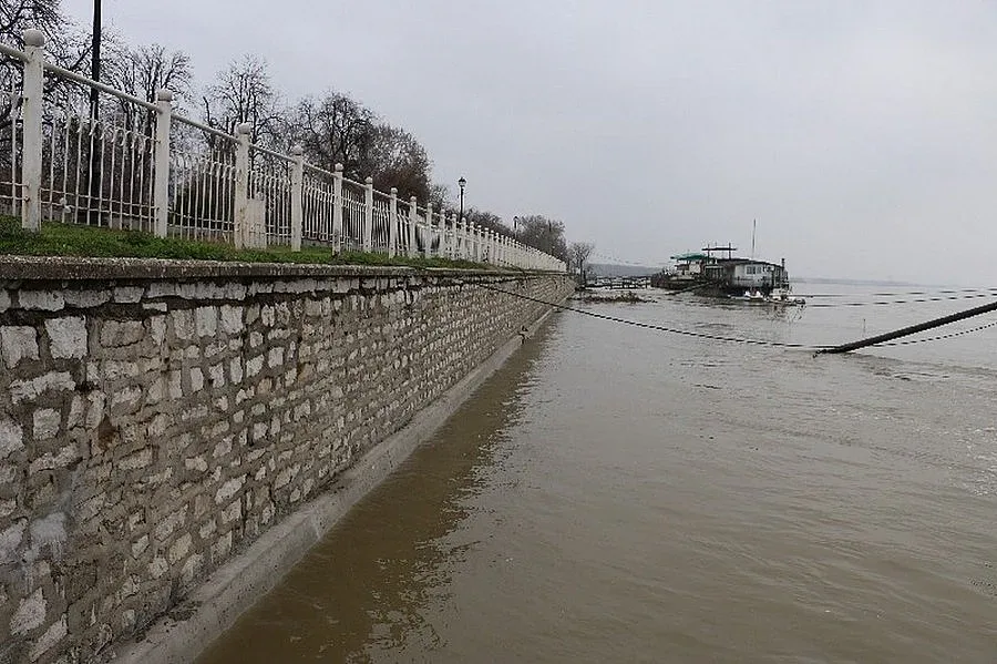 Дунав падна под 7 метра, махат стражите