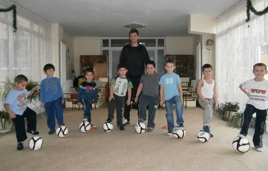 Деца тренират футбол в забавачки