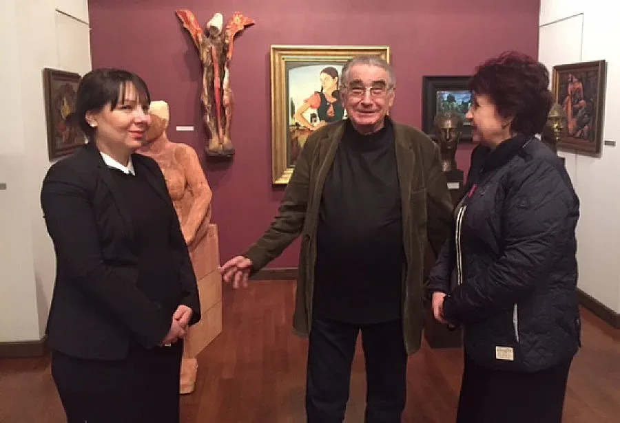 С. Русев показва изложби от частната си колекция
