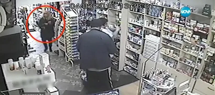 Жена пазарува без пари в аптека (ВИДЕО)