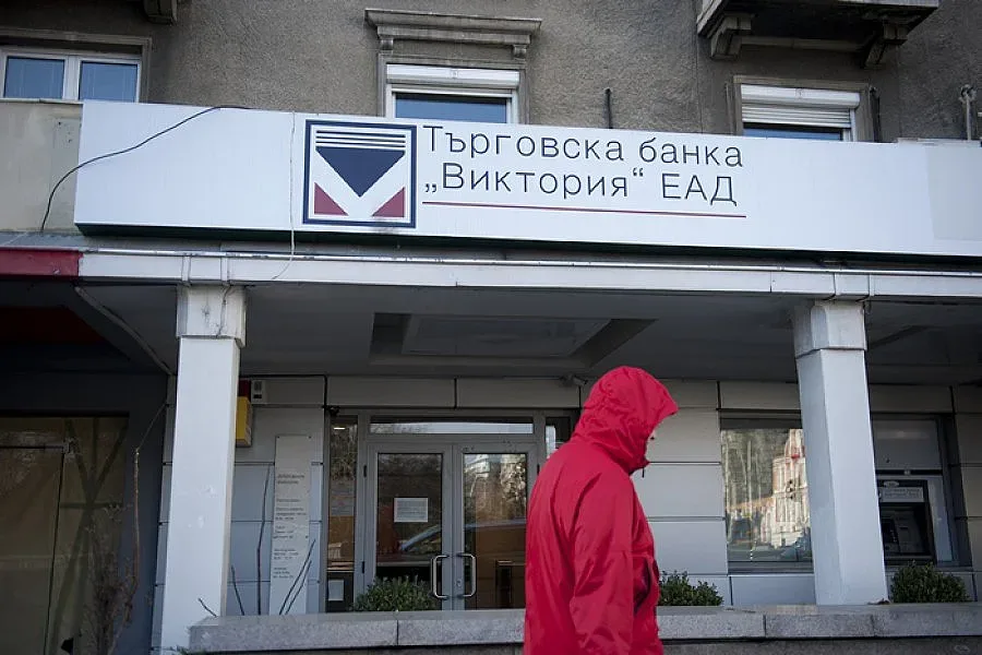 Месец за кандидатите за банка "Виктория"