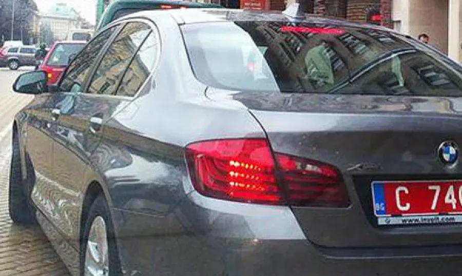 Свалят червените номера на почетните консули