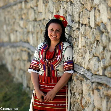 Амазонки клатят стола на червения вожд Миков