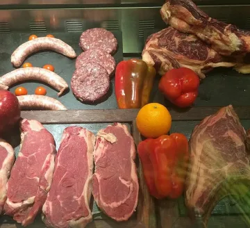 Камата се хвали с пържоли и торта