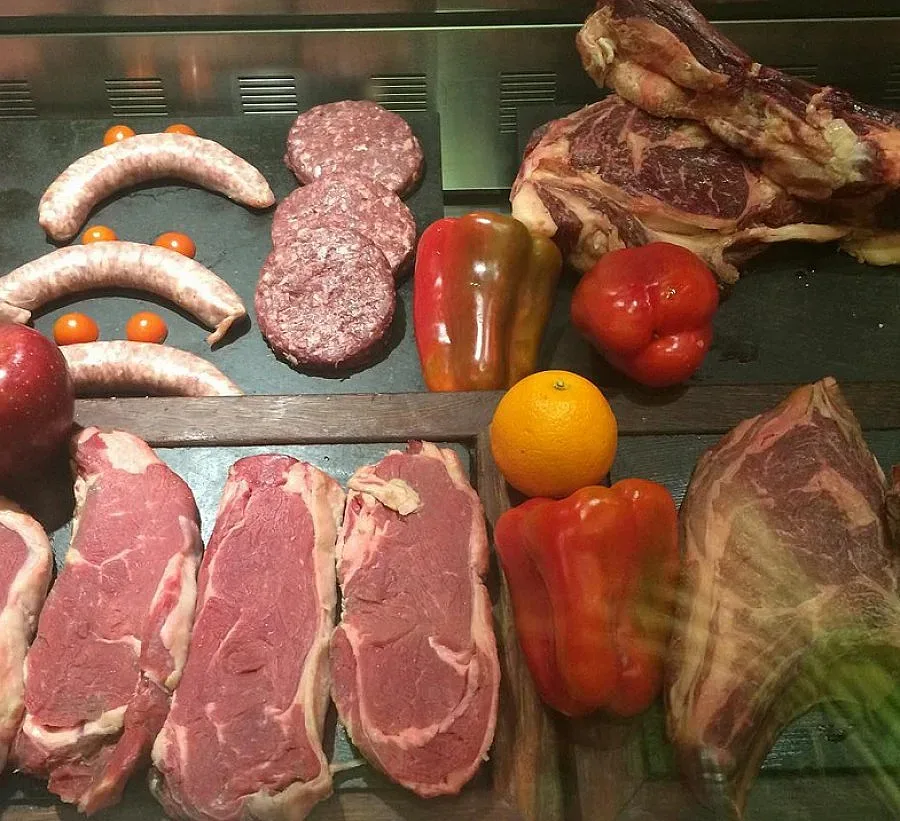 Камата се хвали с пържоли и торта