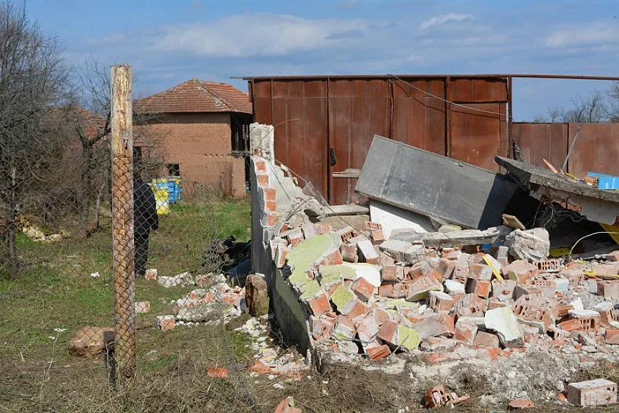 Тир събори къща в село Славотин
