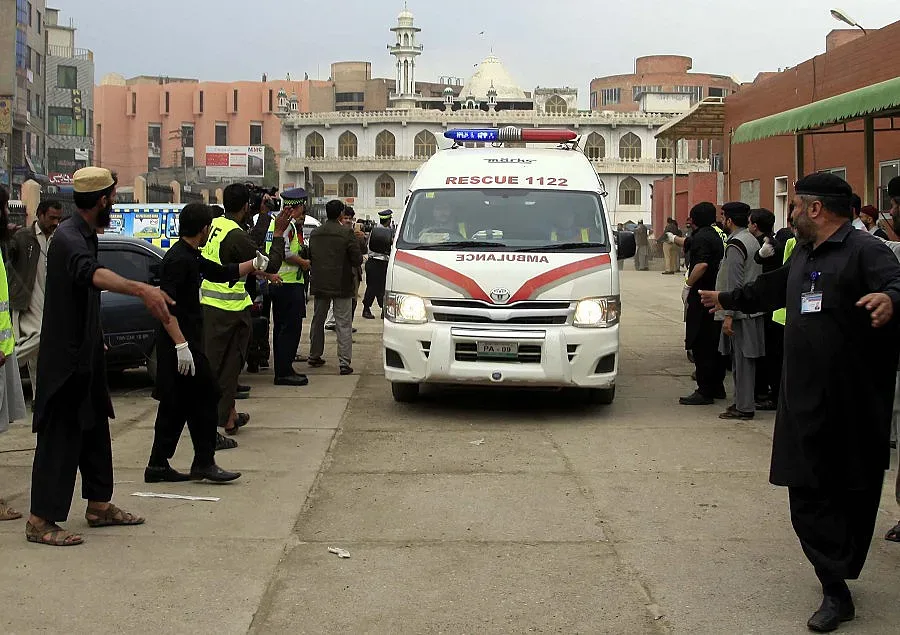 Взрив на автобус взе жертви в Пакистан