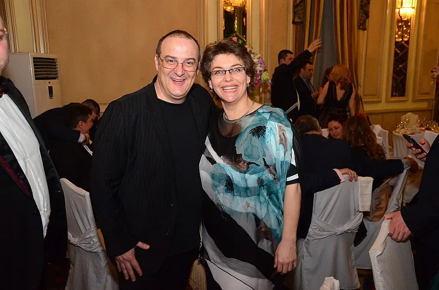 Краси Радков разцелува нотариус