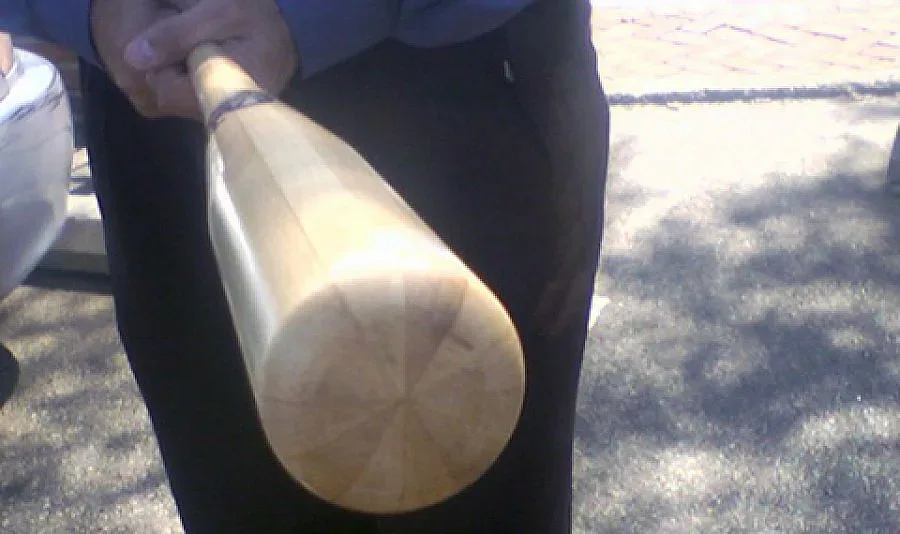 Бияч с бухалка плаща 10 000 лв. на жертвата си