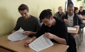 Питат осмокласници що е демокрация 