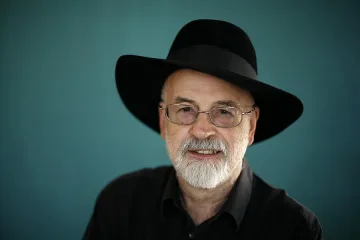 Четем биографията на Тери Пратчет