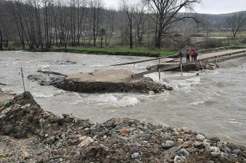 Отнесен мост прекъсна връзката Монтана – Берковица