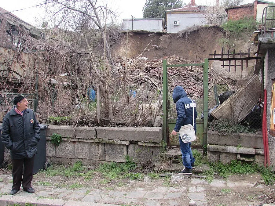 Рухна едноетажна къща в Русе (ВИДЕО)