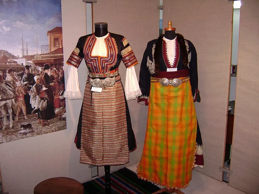 Англичани с български носии на шествие с кукери