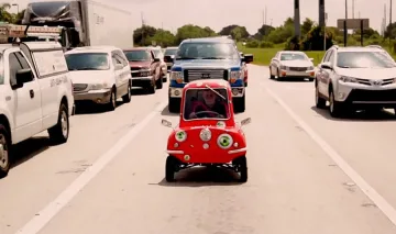 Най-малката кола в света бе продадена на търг