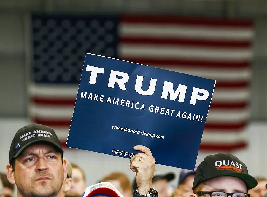 Мъж скача на Тръмп в Охайо