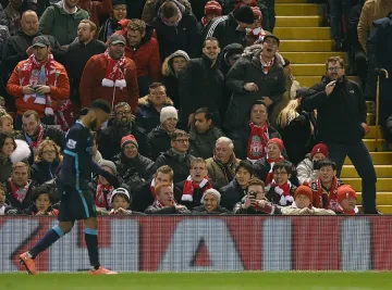 Стърлинг изневерява с модел на "Плейбой"