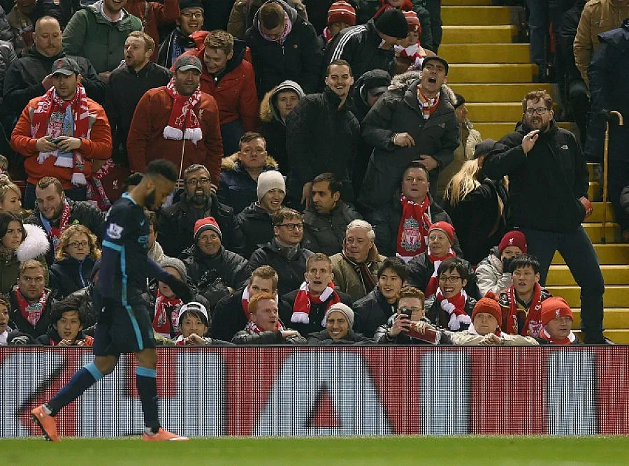 Стърлинг изневерява с модел на "Плейбой"