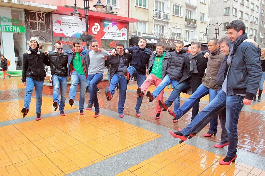 Mъже сложиха токчета