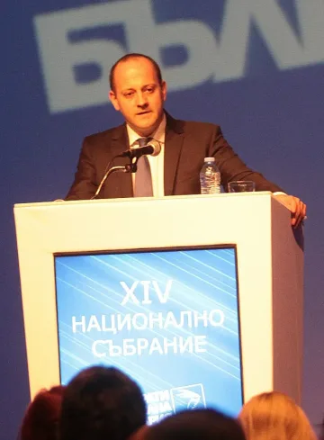 Скандал за устава на тъмносините