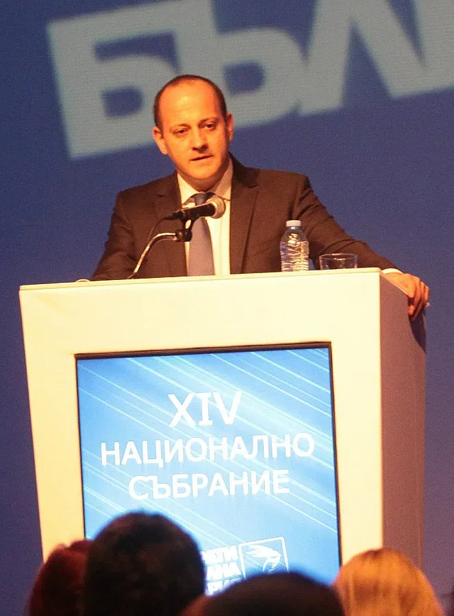 Скандал за устава на тъмносините