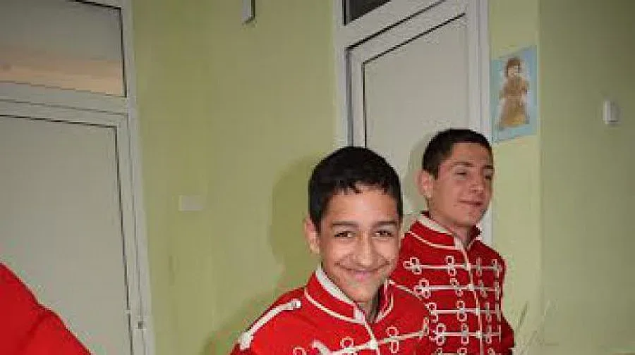 Тийнейджър с гвардейска униформа