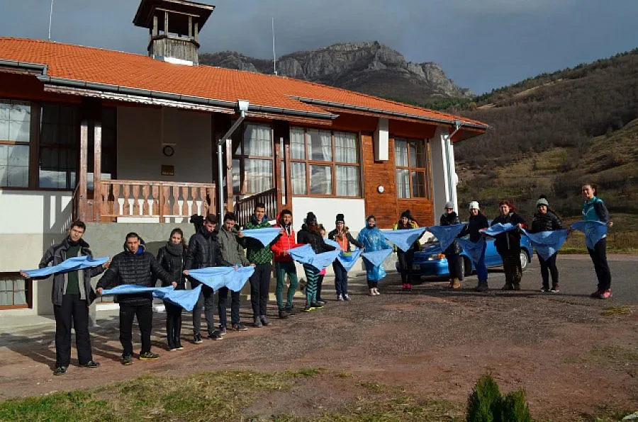Ученици яхват магаре на лагер в Балкана