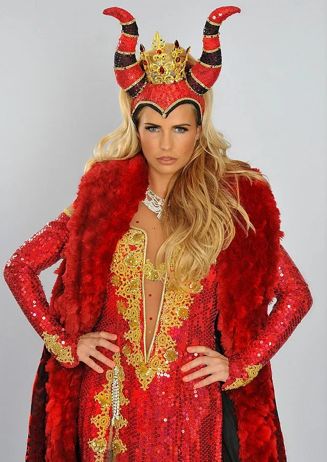 Кети Прайс: Затворете Фейсбук