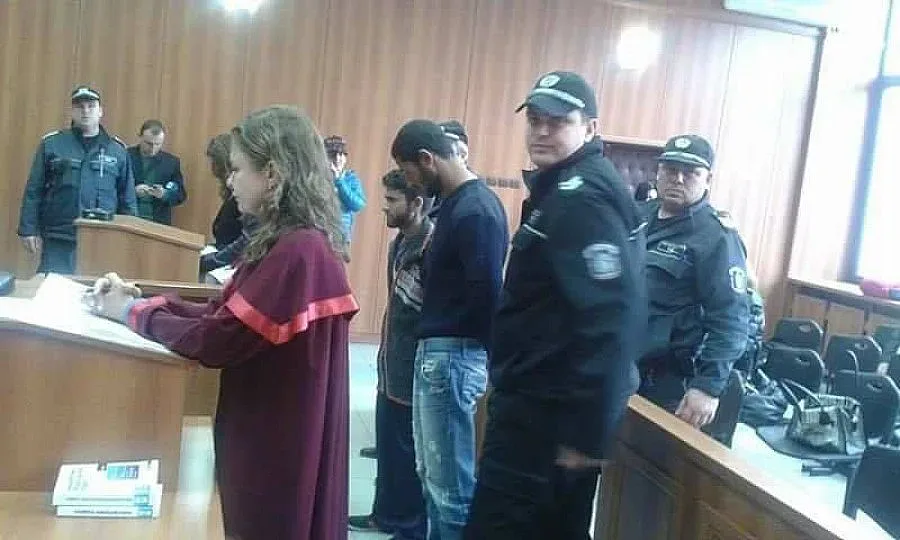 Двамата мъже, пребили баба Дона, остават в ареста