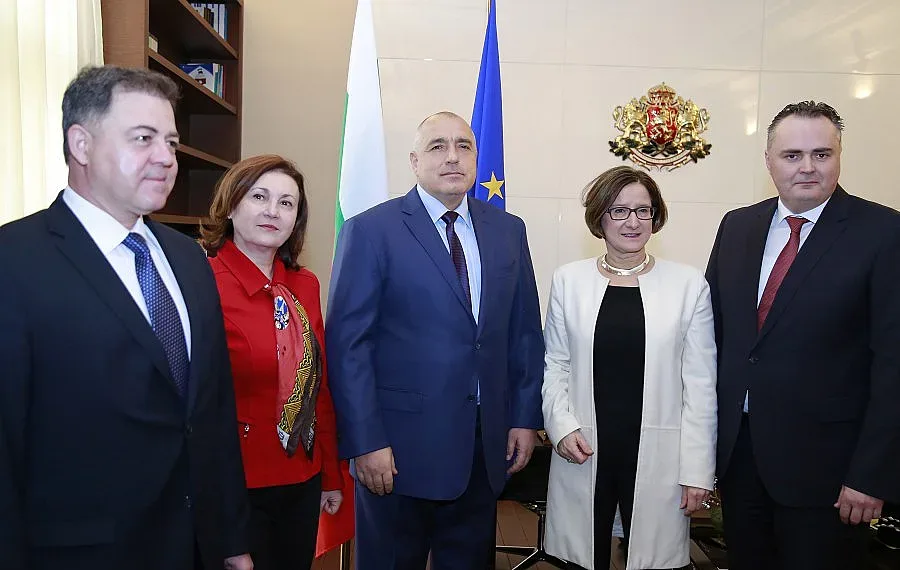 Армията се включва при масирана бежанска вълна