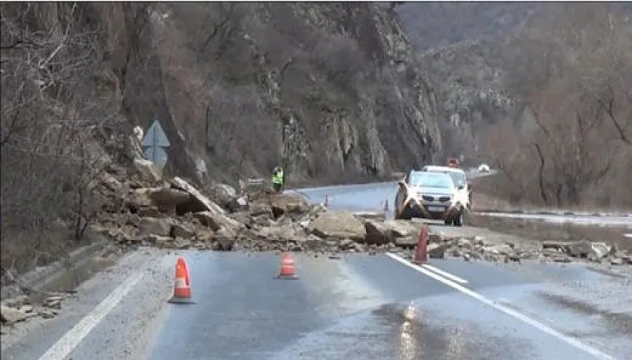 Скала рухна върху пътя за Гърция