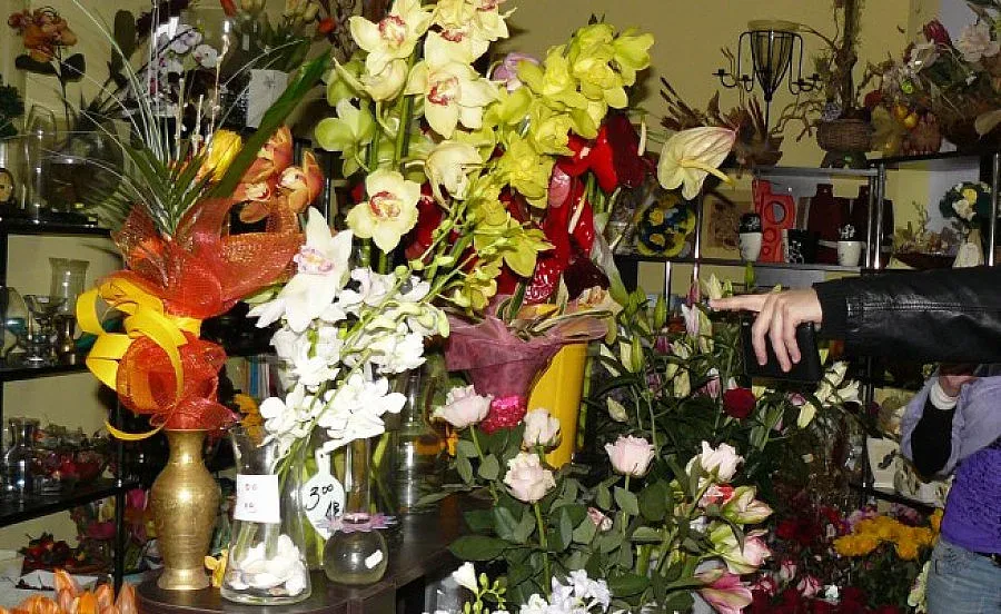 Данъчни опразват каси на търговци на цветя