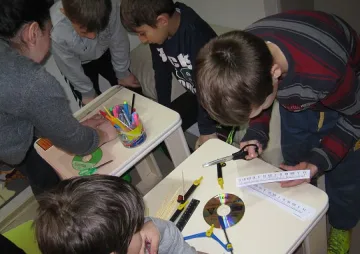 Хлапета майсторят слънчеви часовници