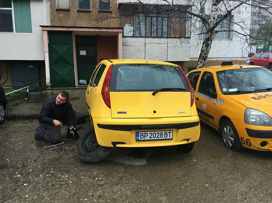 Над 40 коли осъмнаха с нарязани гуми във Враца