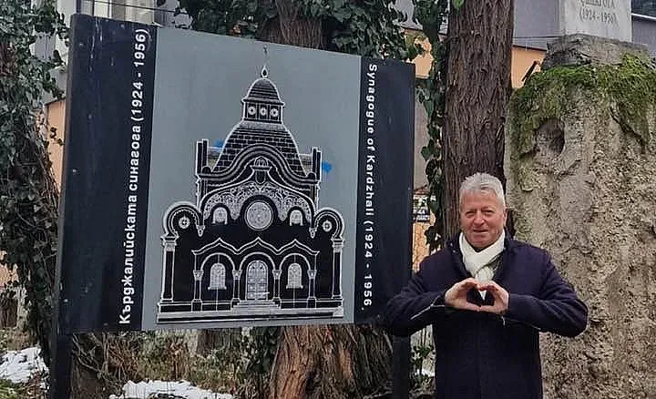 Кметът на Кърджали почисти Мемориалната плоча на мястото на синагогата