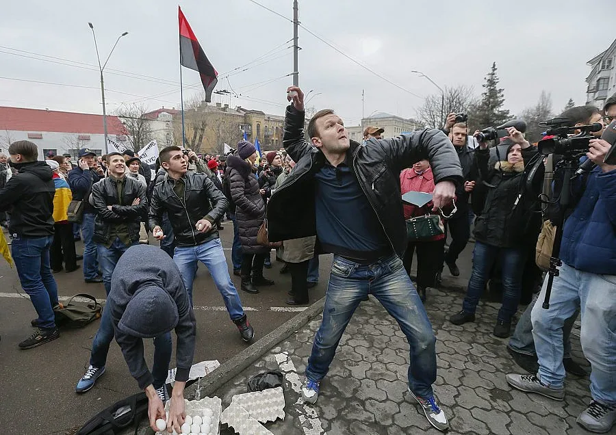 Работници и студенти на бунт срещу Оланд