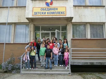 Потрошиха стъклата на детски комплекс