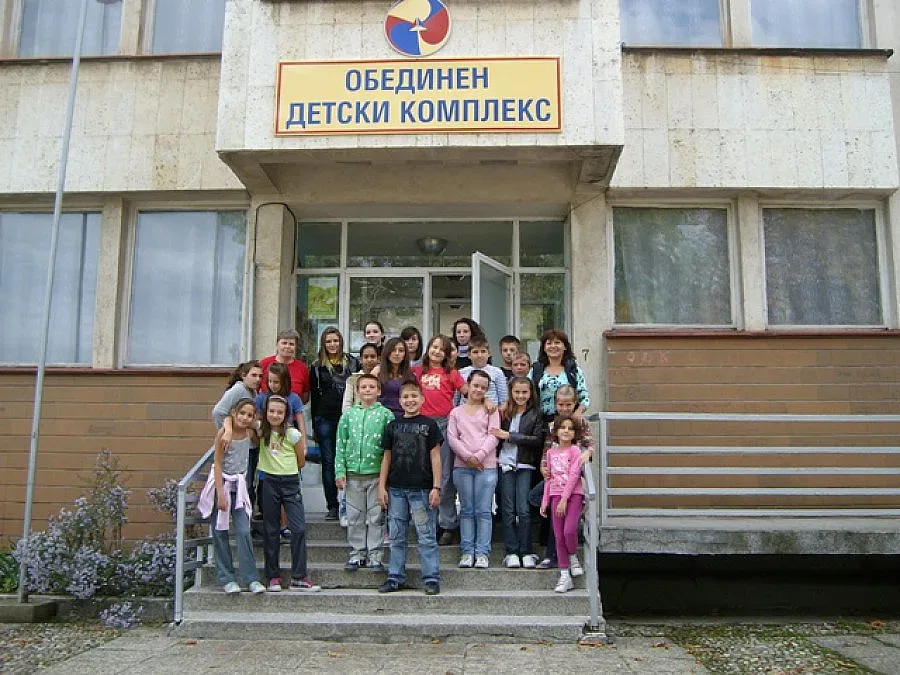 Потрошиха стъклата на детски комплекс