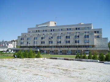 Белият кораб светна в бяло, зелено и червено     