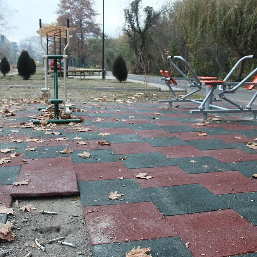 Деца разрушиха детска площадка (ВИДЕО)